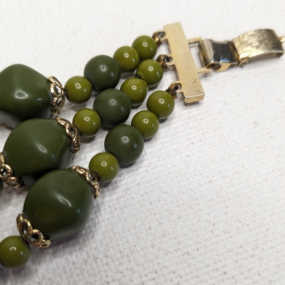 Triple stand Vintage Green beaded bracelet with gold tone closure - Picture 8 of 9